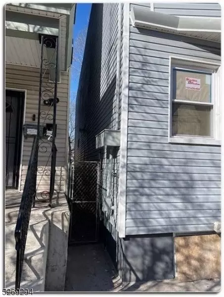 653 S 19th St, Newark, NJ 07103
