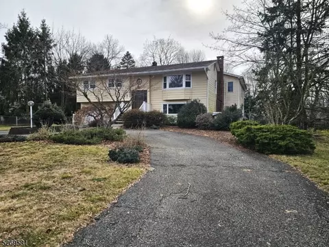 56 Colfax Dr, Pequannock Twp, NJ 07440