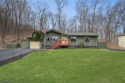 28 Woodland Ct, Kinnelon, NJ 07405