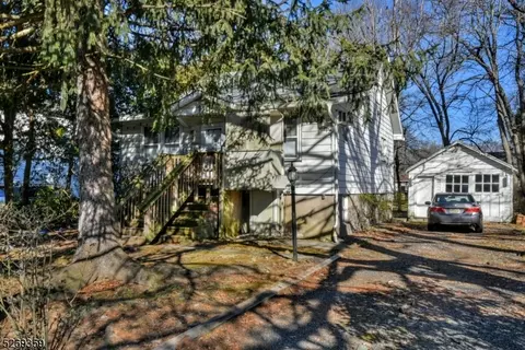 11 Highwood Ave, Waldwick, NJ 07463