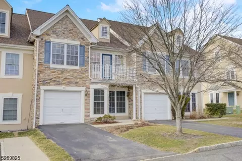 20 Spruce Ln, North Haledon, NJ 07508