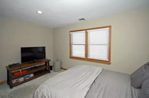 180 Oak Dr, Middlesex, NJ 08846 photo 9