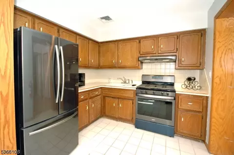 180 Oak Dr, Middlesex, NJ 08846 photo 7