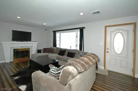 180 Oak Dr, Middlesex, NJ 08846 photo 2