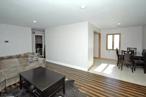 180 Oak Dr, Middlesex, NJ 08846 photo 5