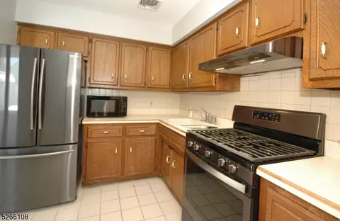 180 Oak Dr, Middlesex, NJ 08846 photo 8