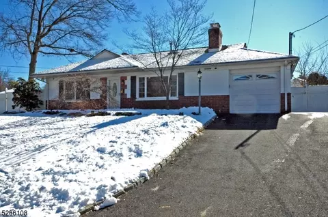180 Oak Dr, Middlesex, NJ 08846