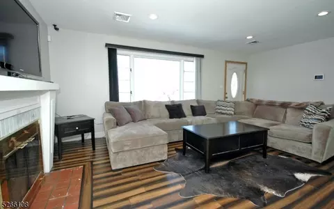 180 Oak Dr, Middlesex, NJ 08846 photo 3