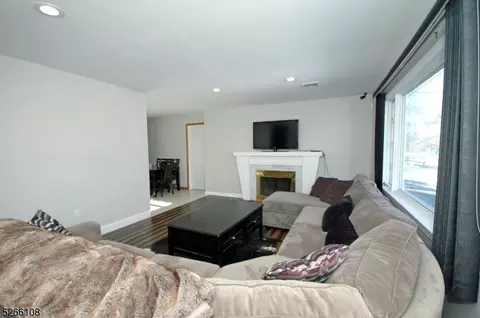 180 Oak Dr, Middlesex, NJ 08846 photo 4