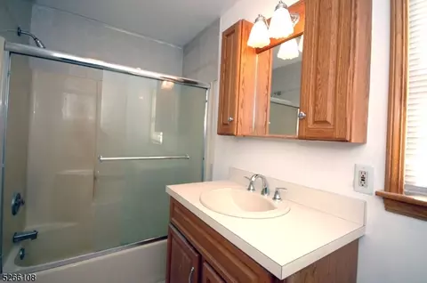 180 Oak Dr, Middlesex, NJ 08846 photo 15
