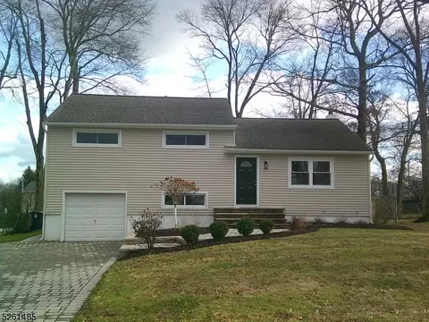 10 Countrywood Dr, Morris Plains, NJ 07950