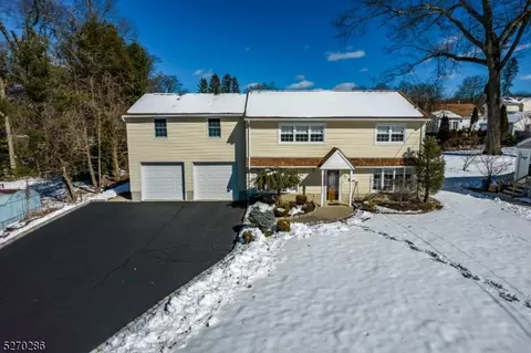 32 Crane Ave, Bloomingdale, NJ 07403