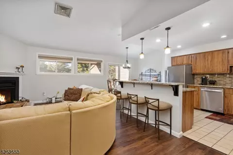 12 Glenside Dr, Annandale, NJ 08801