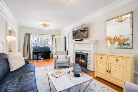 23 Windsor Pl, Montclair, NJ 07043 photo 4
