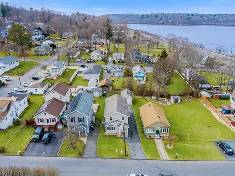 14 Woodsedge Ave, Mount Olive, NJ 07828