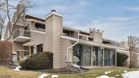 25 Overlook Dr, Clinton, NJ 08809