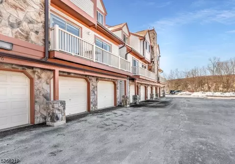 74 Woods Edge Dr, Succasunna, NJ 07876