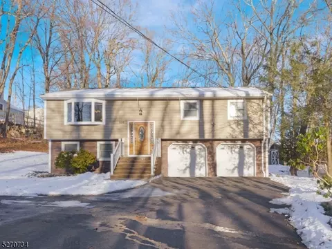 520 Otterhole Rd, West Milford, NJ 07480