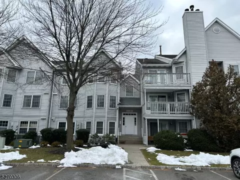 61 Quartz Ln, Paterson, NJ 07501