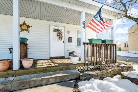64 Taylor St, Washington, NJ 07882