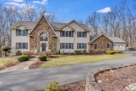 28 Yorkshire Dr, Hackettstown, NJ 07840