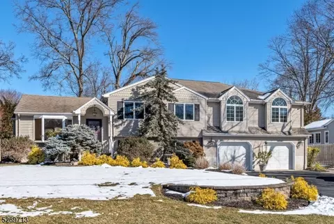 37 Durante Rd, Waldwick, NJ 07463