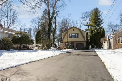 194 Midwood Rd, Paramus, NJ 07652