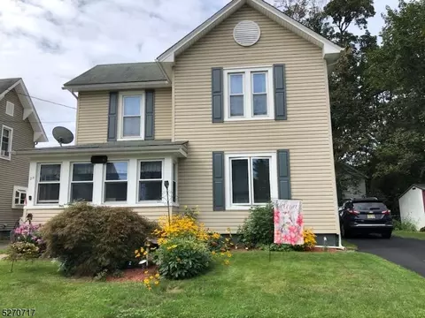 29 School St, Washington, NJ 07882