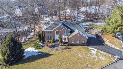 140 Fountain Dr, Ringwood, NJ 07456