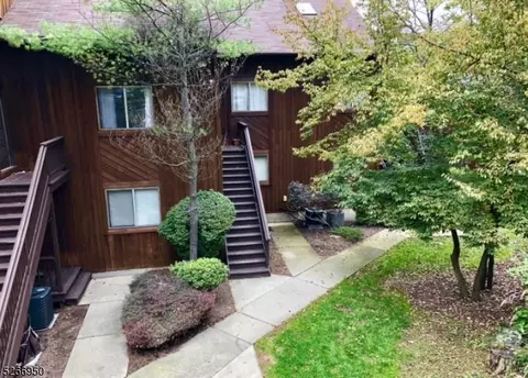 1 Pinehurst Ct, Vernon, NJ 07462