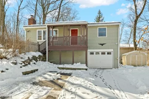 2 Craig Rd, Vernon, NJ 07462