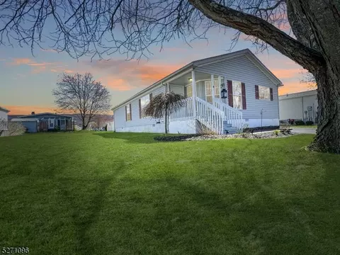 8 Clover Ln, Belvidere, NJ 07823