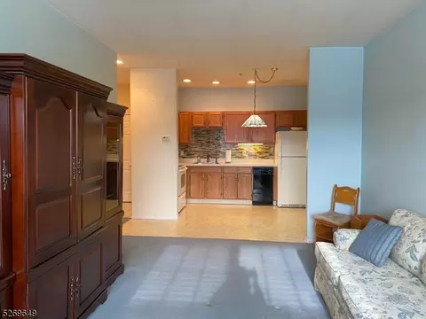 9322 Richmond Rd #322, West Milford, NJ 07480
