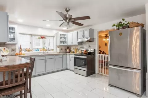 54 Lt Glenn Zamorski Dr, Elizabeth City, NJ 07206