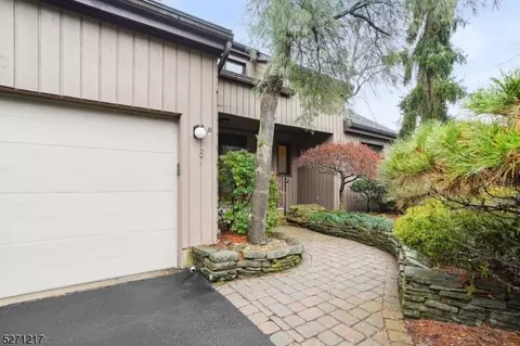 6 Carla Ct, Morristown, NJ 07960