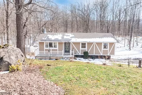 4 Canal Rd, Vernon, NJ 07462