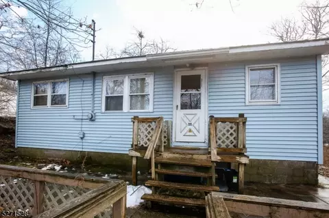 111 Vermont Trl, Hopatcong, NJ 07843