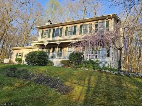 6 Douglas Ct, Sussex, NJ 07461