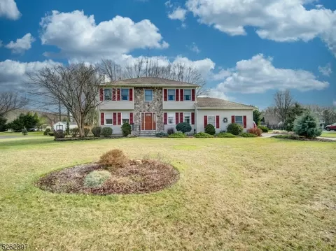 5 Lindbergh Ln, Roxbury Twp, NJ 07876
