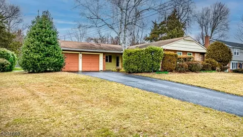 12 Marigold Ln, Franklin Twp, NJ 08873