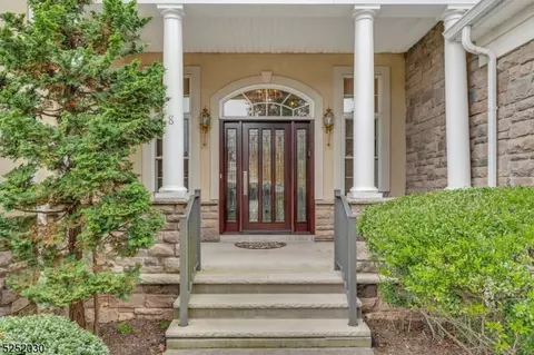 8 Johns Dr, Warren, NJ 07059