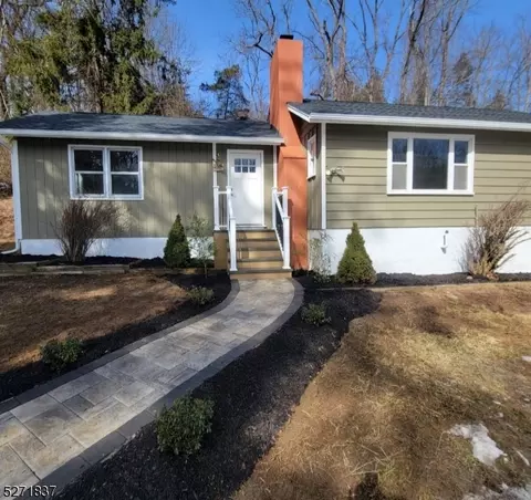 916 W Walnut Dr, Newton, NJ 07860