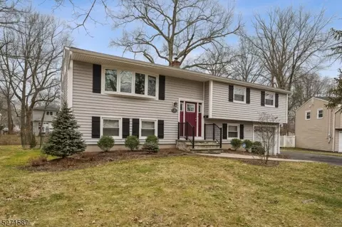 12 Knollwood Dr, Livingston, NJ 07039