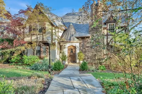 23 Crestwood Dr, Maplewood, NJ 07040