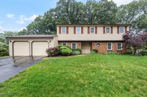 4 Brantford Ct, Marlboro, NJ 07746