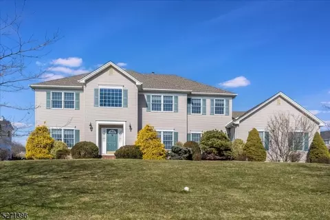 12 Blackberry Pl, Washington Twp, NJ 07853