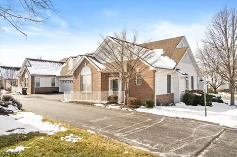 38 David Dr, Raritan Twp, NJ 08822