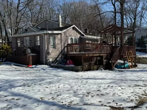 46 Geneva Trl, Hopatcong, NJ 07843
