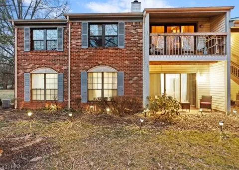17 Crabapple Ln, Franklin Park, NJ 08823