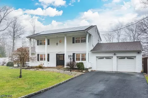 20 Sandt Ln, Washington Twp, NJ 07853